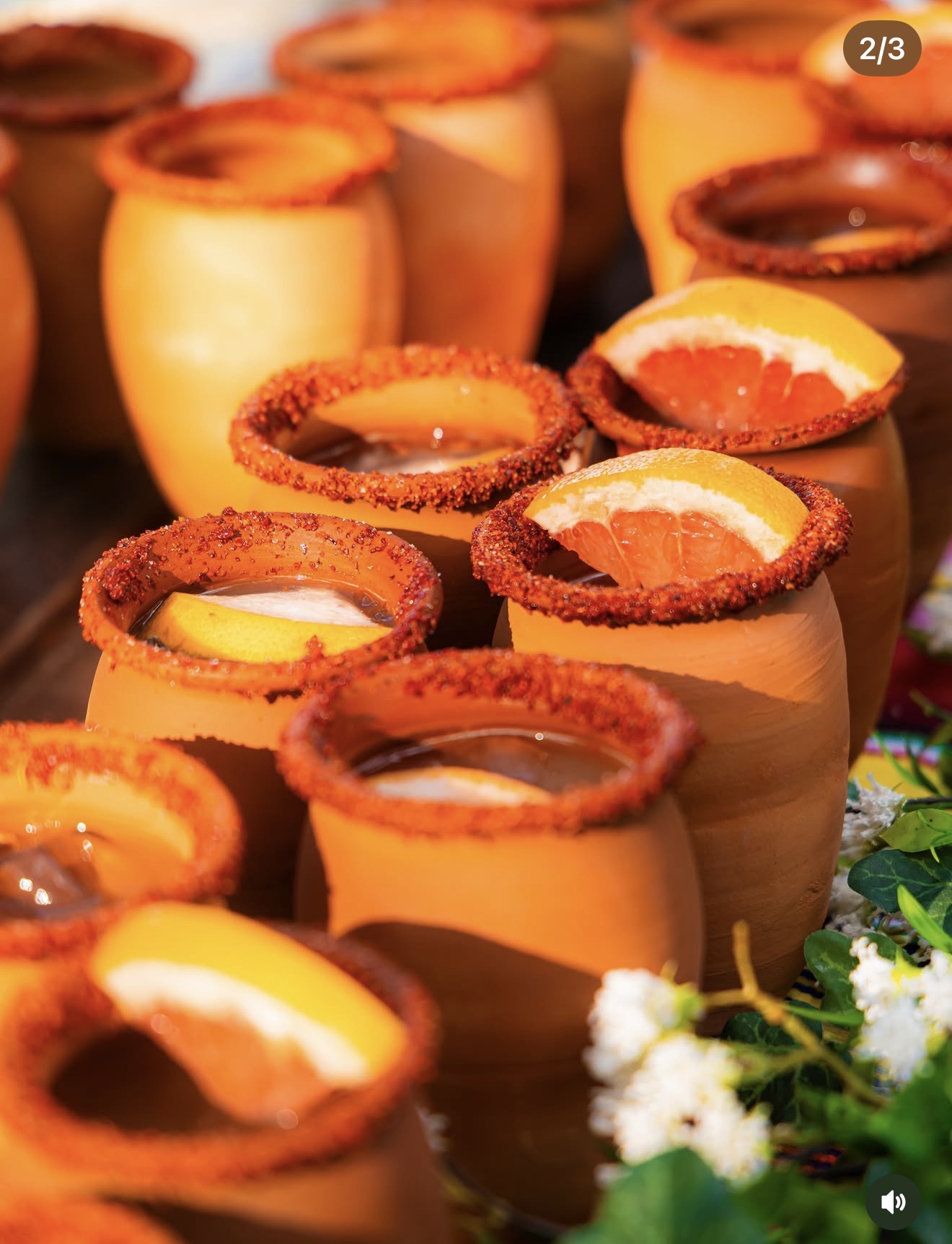 Mesa larga de fiesta mexicana servida al aire libre